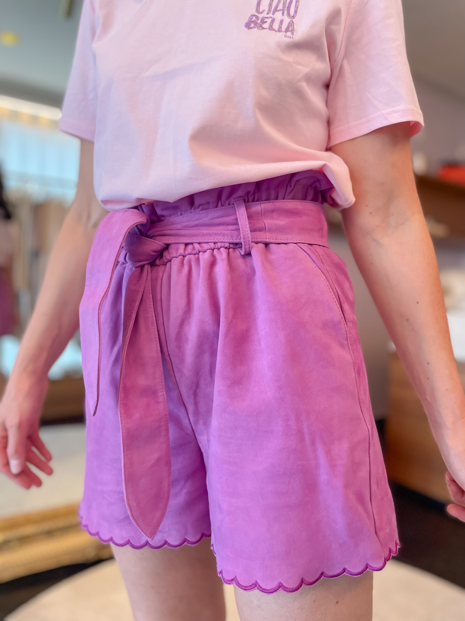 Sandira suède short fucsia - Image 3