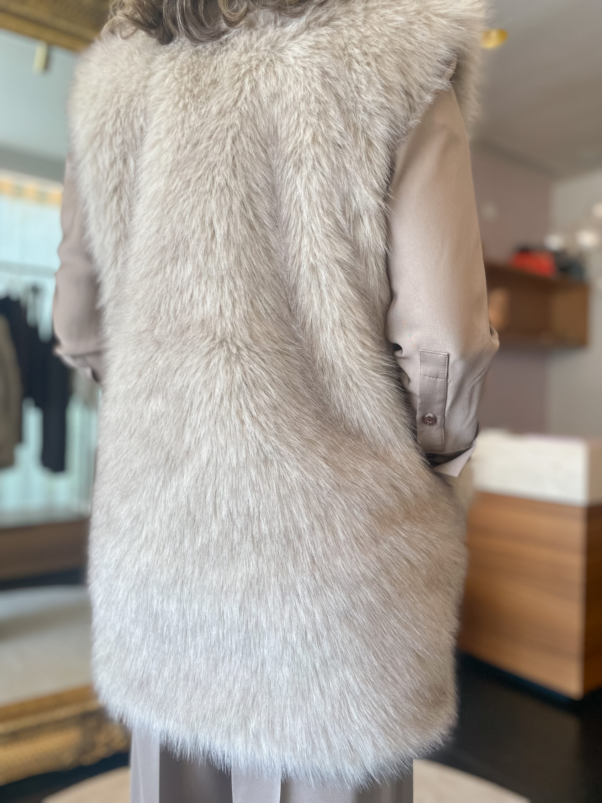 Plushy faux fur waistcoat beige - Image 4