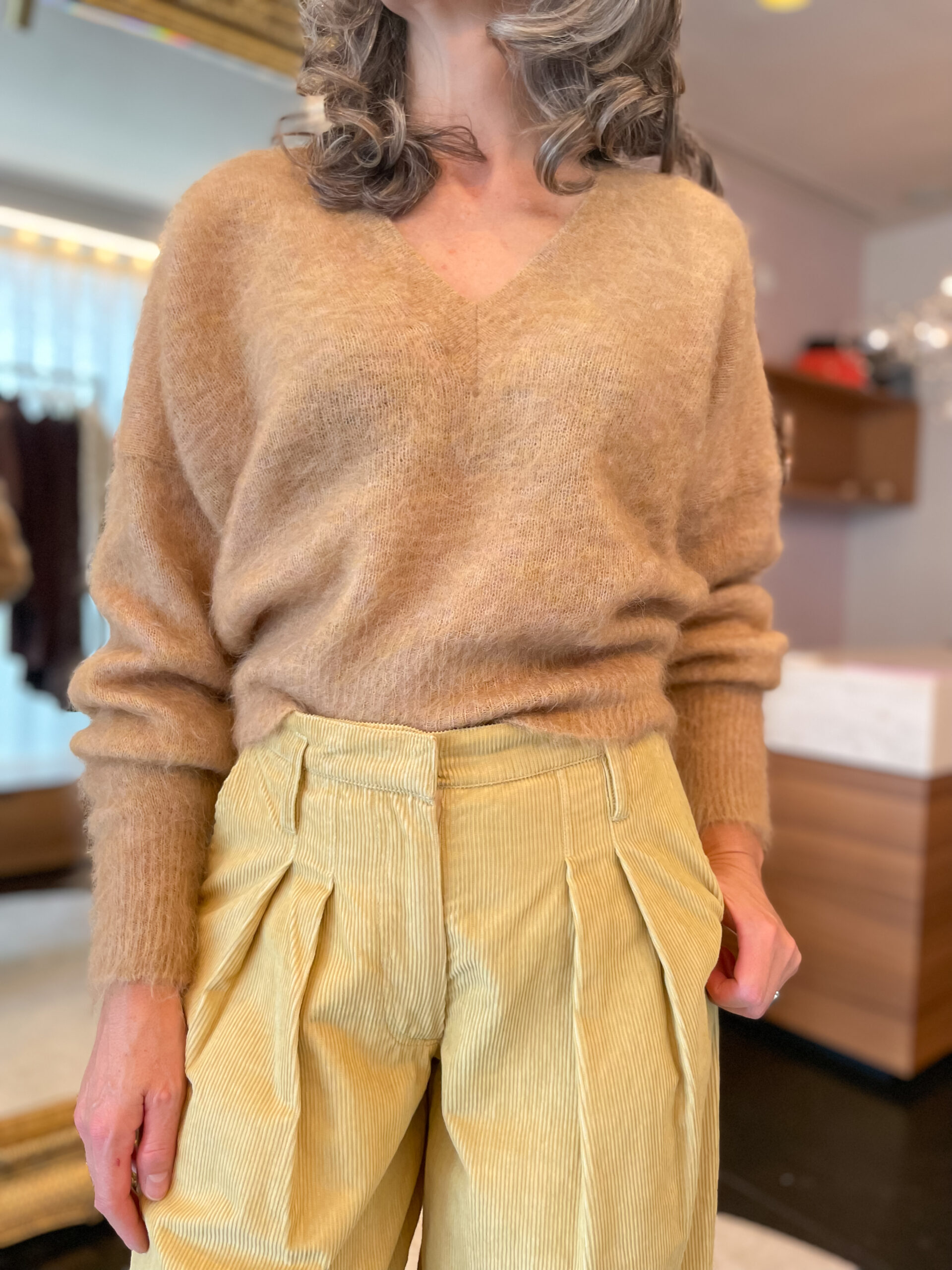 V-neck trui light caramel