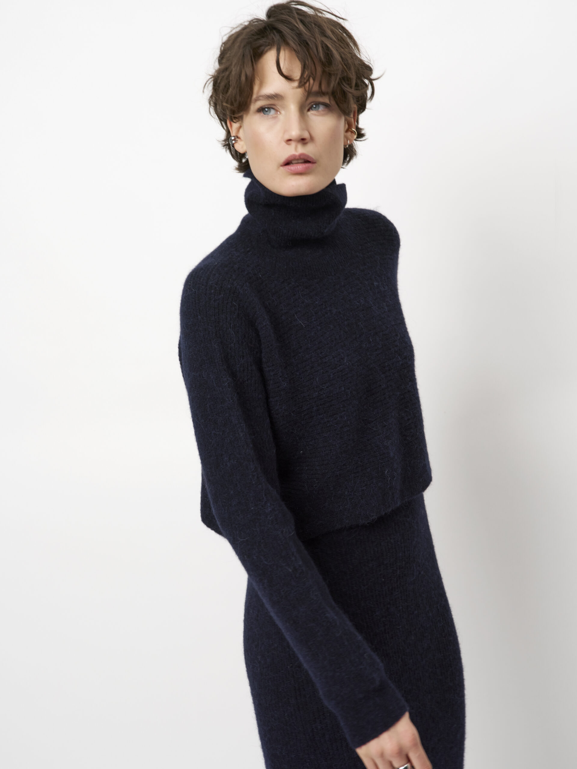 Yuri cropped turtle sweater dark blue - Image 6