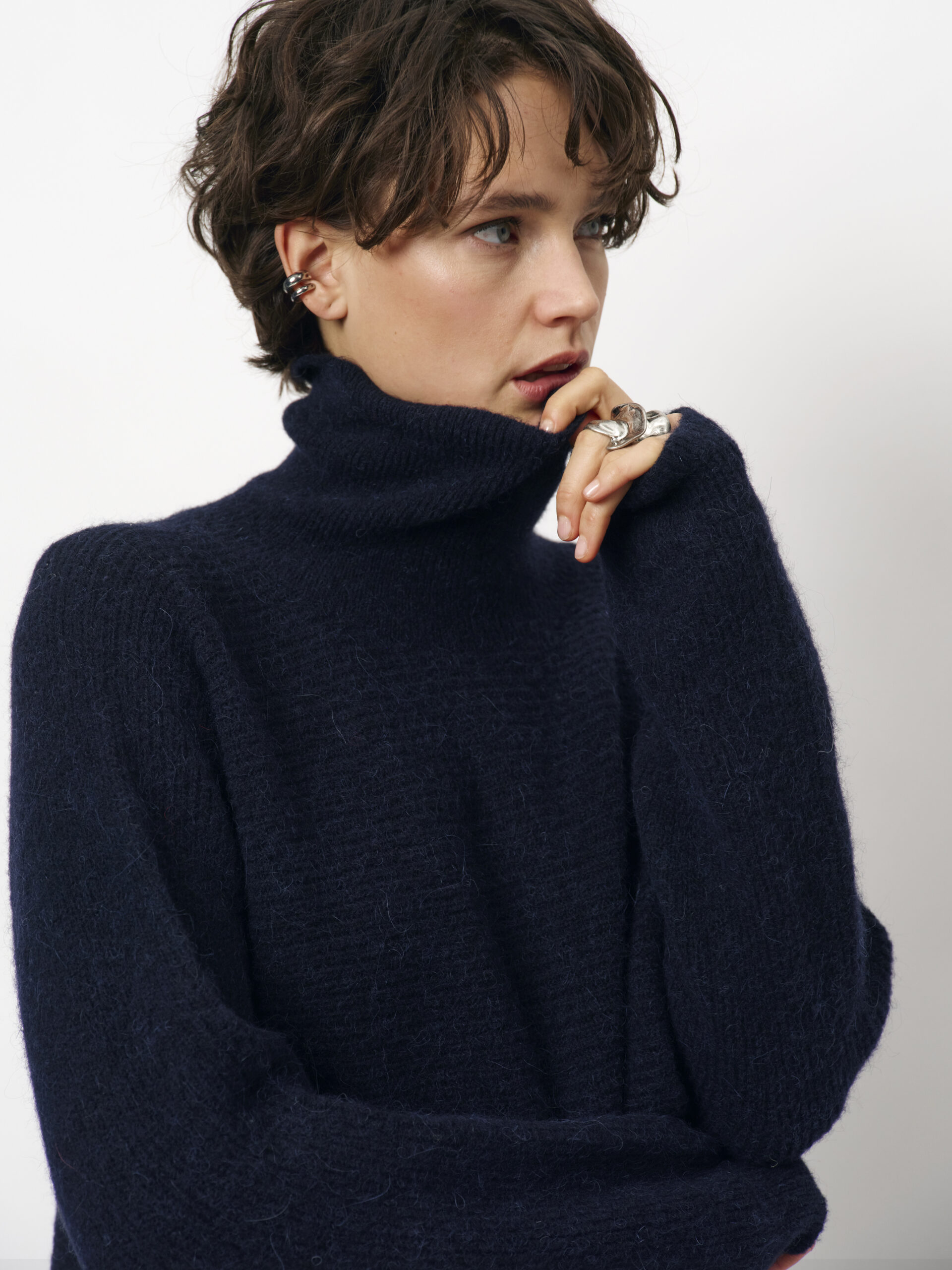 Yuri cropped turtle sweater dark blue - Image 5
