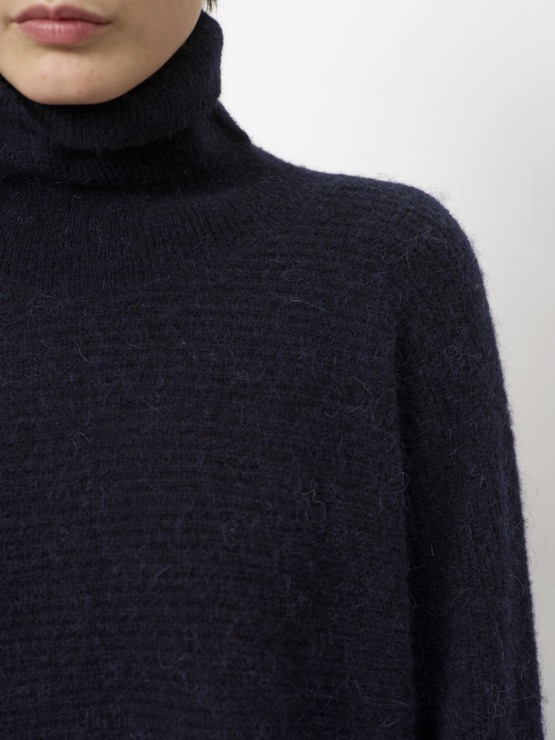 Yuri cropped turtle sweater dark blue - Image 3
