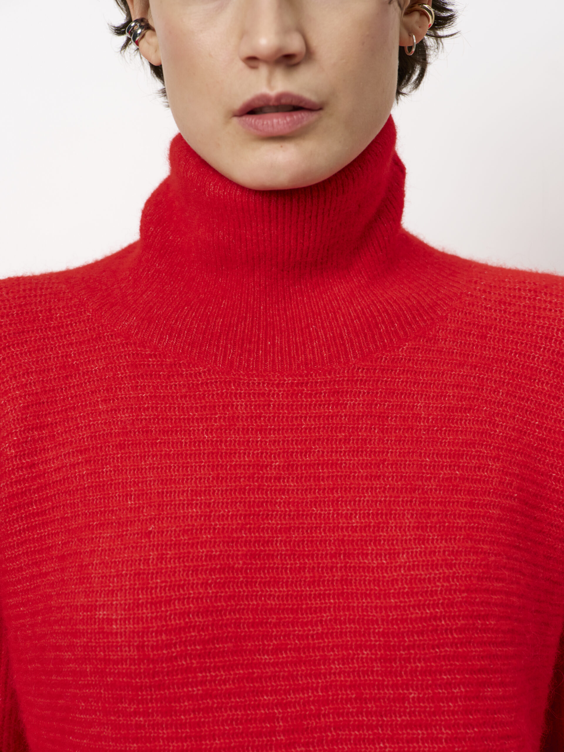 Yuri cropped turtle sweater red - Image 4