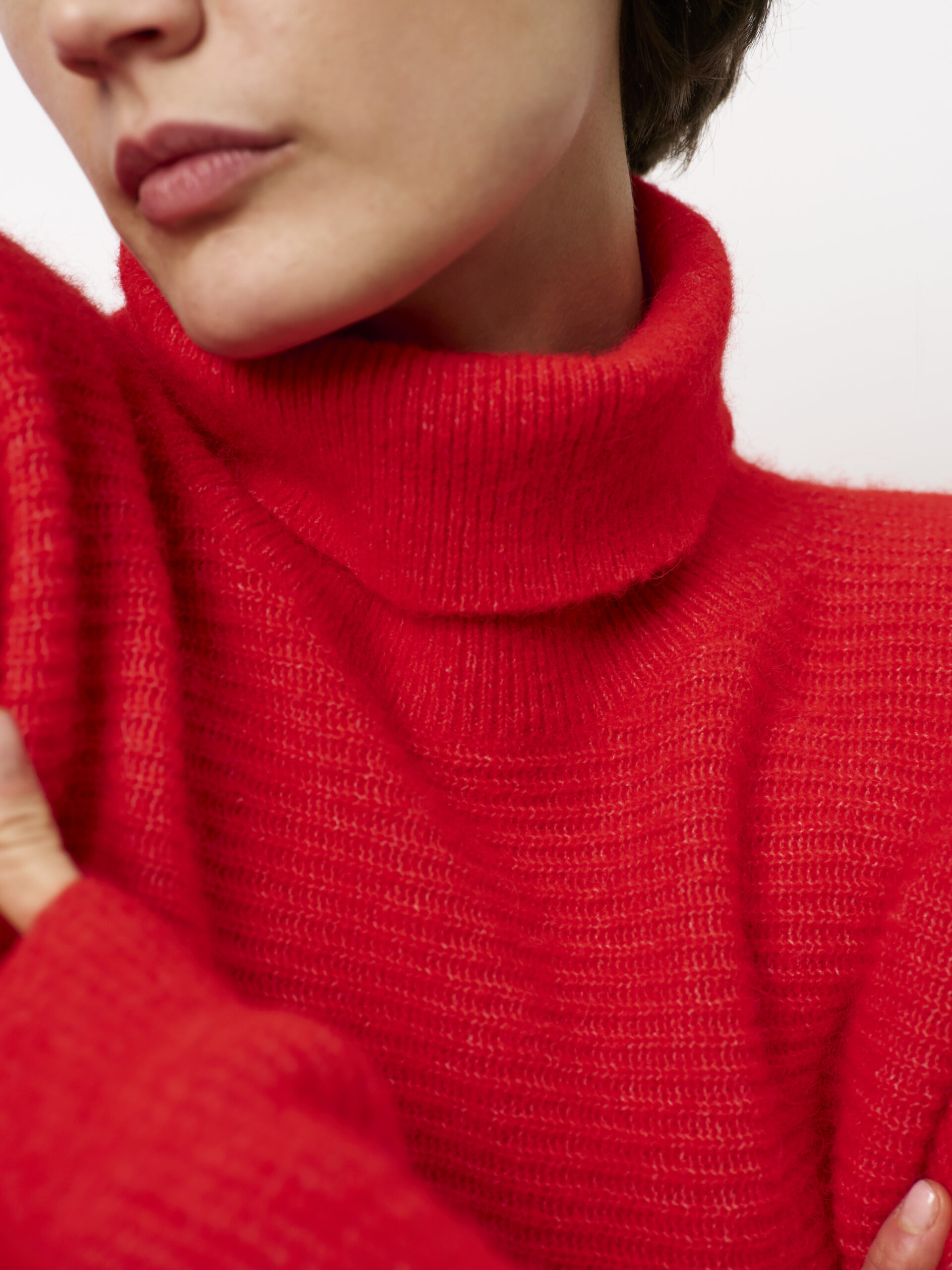 Yuri cropped turtle sweater red - Image 2